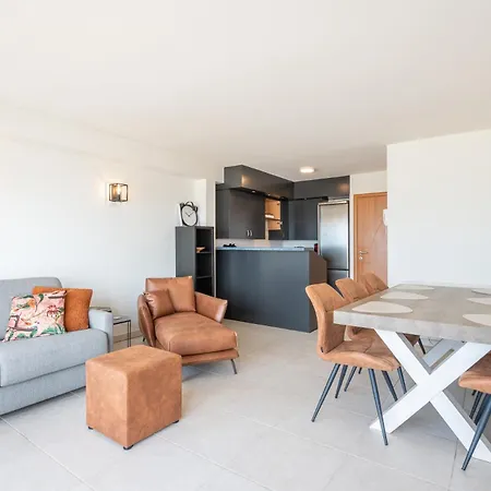 Beautiful With Sea Views And Parking Apartment *